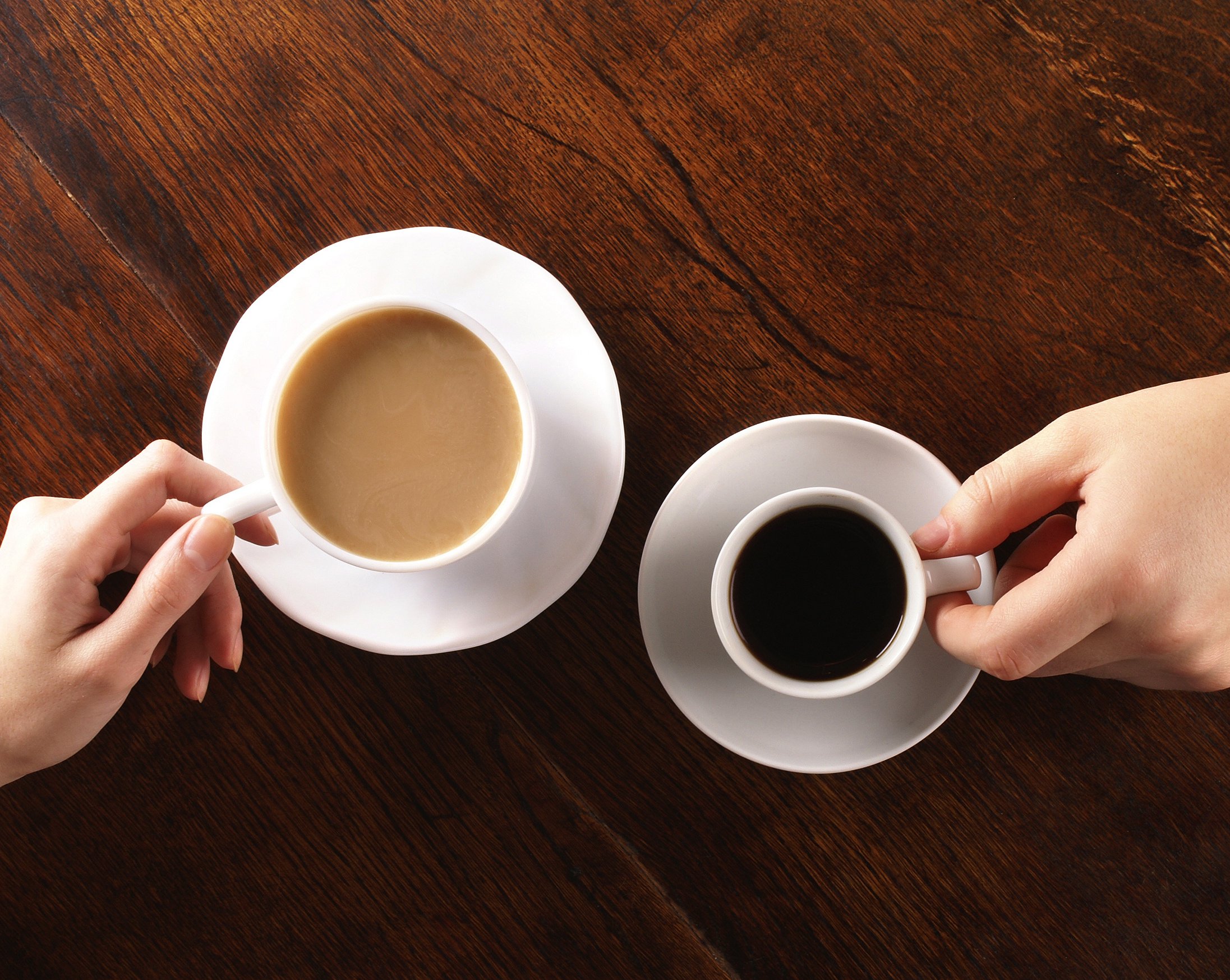 2 кружки которые бегают. Кофе. Две чашки кофе. Чай или кофе. Две кружки кофе.